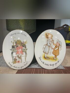 1970’s Vintage Holly Hobbie Wall Plaque Set - Girls Illustration (White/Tan)
